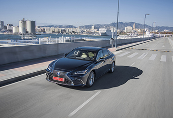 Lexus ES 300h (2019) #1