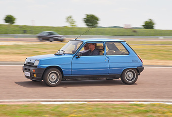 Onze Tour de France (4): op het circuit met klassieke Renaults mét turbo #1