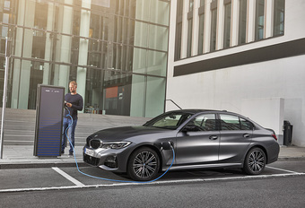 BMW 330e (2019) #1