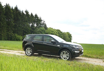 Land Rover va lui aussi surfer sur la vague des SUV. Notamment avec le Discovery Sport qui vient s'ajouter à l'offre Evoque, mais avec des prétentions plus familiales.
