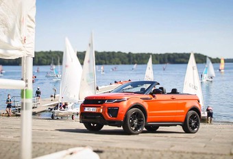 Non content d’être la plus grande réussite de Land Rover en termes de ventes, le Range Evoque se met en 4 pour ouvrir sa sphère d’activité – déjà très large – au plein air ! Ce qui, pour un SUV, devrait aller de soi !