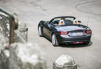 Avec la 124 Spider, Fiat ressuscite un nom mythique. Mais à moindre coût, car construit sur la base d’une autre icône ; la dernière génération de Mazda MX-5. Comment les italiens lui ont-ils dès lors construit sa propre personnalité ?