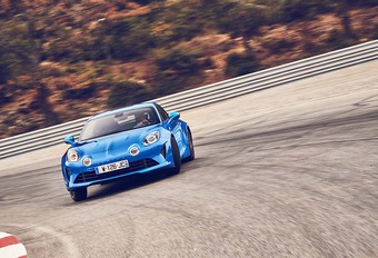 Vingt-deux ans après sa disparition, l’Alpine A110 renaît de ses cendres. Une résurrection qui cherche à pérenniser les qualités de légèreté, de compacité et d’agilité du modèle originel de 1962 tout en essayant d’y conjuguer une vraie polyvalence.