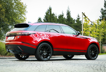 Quatrième membre de la lignée Range Rover, le Velar a toutes les chances de rééditer le carton de l’Evoque. Car, comme ce dernier, il peut déjà compter sur une ligne aussi sculpturale que spectaculaire.