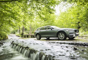 Le SUV a beau avoir le vent en poupe, il existe toujours un marché pour le grand break haut sur pattes. La V90 Cross Country fait ainsi le lien entre V90 et XC90.