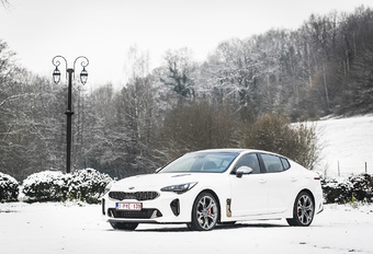Véritable porte-drapeau sur quatre roues, la Kia Stinger est un concentré de savoir-faire destiné à joyeusement torpiller le royaume feutré du premium allemand. Ses ingrédients : une gueule décomplexée, un châssis d’enfer et un V6 gonflé à bloc. Autant dire que ça va chauffer sur les autobahns !