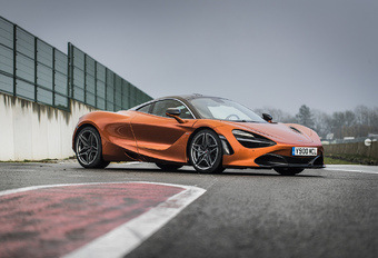 La flamboyante 720S prend le relais de la 650S au sein des Super Series de McLaren. Une supercar qui place encore une fois la barre plus haut en matière de performances, mais aussi de facilité d'utilisation. Porsche et Ferrari n'ont qu'à bien se tenir !