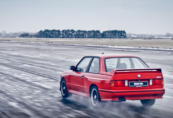 Johnny Cecotto rijdt met de naar hem vernoemde BMW M3 Cecotto. Dat moet gensters geven. Bekijk de video!