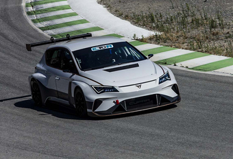 Seat is volop bezig met de ontwikkeling van de Cupra E-Racer, waarmee het in 2020 hoopt deel te nemen aan het E TCR-kampioenschap voor elektrisch aangedreven toerwagens. De looks en de power zijn er, nu nog wennen aan het geluid.