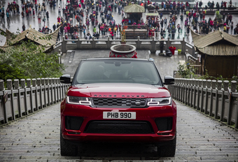 Het is niet omdat er een plug-inhybride aandrijflijn onder de Range Rover Sport hangt, dat hij plots geen 4x4-capaciteiten meer zou hebben. Om dat te bewijzen, krijgt de SUV de fameuze Dragon Road onder de terreinbanden geschoven...