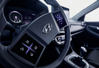 Hyundai probeert een antwoord te verzinnen op de vraag hoe de virtuele cockpit van de toekomst eruit zal zien. Ze voorzagen een hedendaagse i30 met allerlei snufjes van morgen. Bekijk de video.