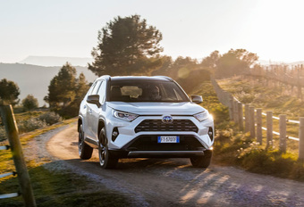 De Toyota RAV4 is aan zijn vijfde generatie toe. En die wil weer naar de top van het SUV-segment. AutoWereld doet de test met de hybride AWD-i.