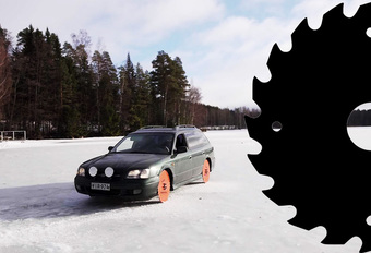 Wat als je sneeuwbanden ruilt voor zaagbladen? Deze Subaru Legacy probeert het uit op een bevroren meer. Bekijk de video!