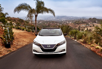 Terwijl de meeste constructeurs hemel en aarde verzetten om een eerste elektrische auto productieklaar te krijgen, is Nissan al aan de tweede generatie van de Leaf toe. AutoWereld doet de videotest.