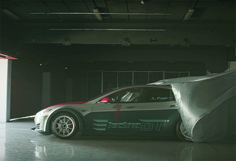 We weten dat de Tesla Model S geen slecht figuur slaat op de dragstrip, maar wat maakt hij klaar op een circuit? En dankzij het Electric GT-kampioenschap blijft het niet bij een hypothetische vraag.