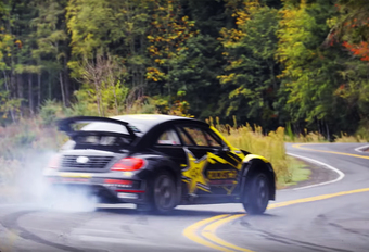 De 600 pk sterke en door Tanner Foust bestuurde Volkswagen Global Rallycross Beetle strekt de benen op een verlaten bergweg in de buurt van het Amerikaanse Portland, Oregon. En dat levert spectaculair beeldmateriaal op.