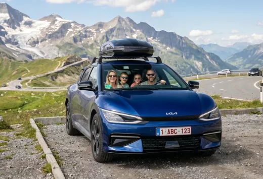 Famille belge en vacances en voiture - Photo IA