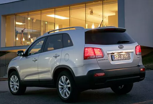 https://static.moniteurautomobile.be/imgcontrol/images_tmp/clients/moniteur/c520-d355-z1/content/medias/images/cars/kia/sorento/kia--sorento--2009/kia--sorento--2009-m-2.webp