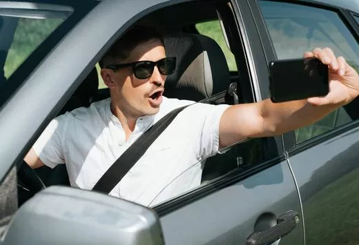 Stoere TikTok-filmpjes delen kan je je rijbewijs kosten