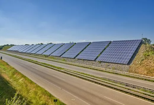 Des panneaux solaires le long des autoroutes #1