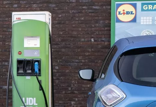 Laden tijdens het winkelen: Lidl stopt met gratis laadpalen voor elektrische auto's