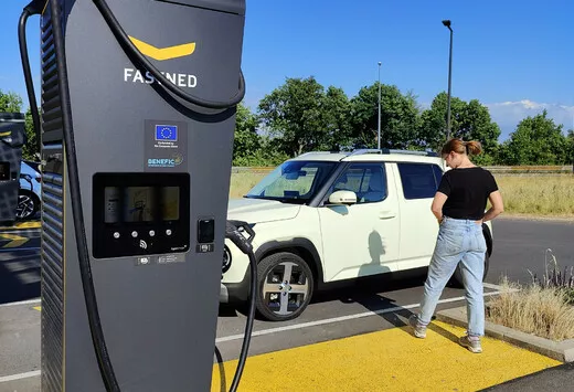 Hoge concentratie fijnstof bij EV-snelladers, hoe komt dat?