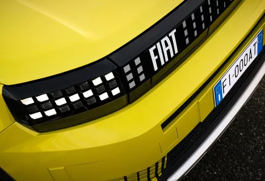 Oude Fiat Panda klopt nieuwe Grande Panda