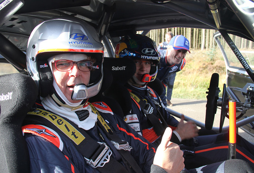 AutoWereld-hoofdredacteur Alain Devos speelde even co-piloot van Thierry Neuville (Hyundai i20 WRC). Een videoverslag van een dolle rit door de Welshe bossen, met pieken tot 200 km/u. 