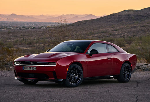 Zestig jaar na de introductie van de eerste Charger slaat Dodge een nieuw hoofdstuk open. De iconische muscle car komt terug naar Europa en laat klanten kiezen tussen een elektrische Daytona en een benzineversie met de nieuwe Hurricane-zescilinder.