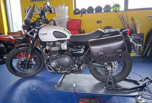 Triumph 900