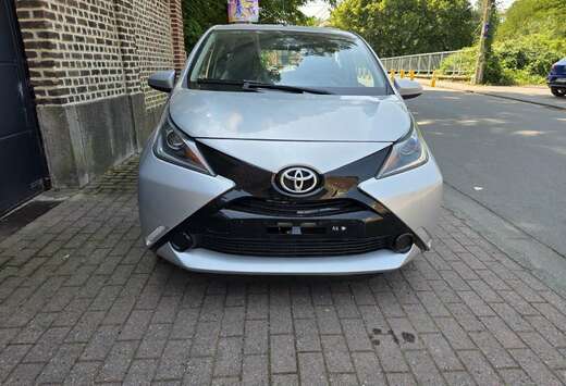 Toyota 1.0i VVT-i x-play and pack x-cite