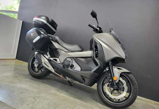 Honda 750 DCT tourscooter met koffers