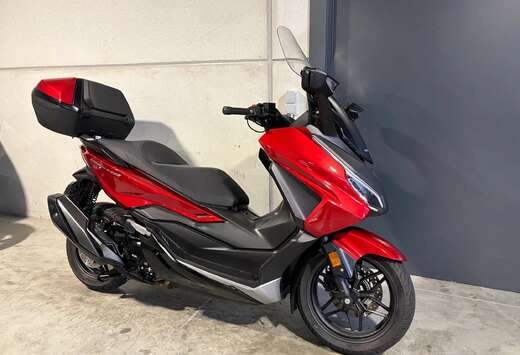 Honda luxescooter met keyless en topcase (BTW moto)