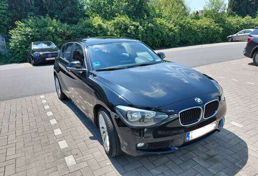 BMW 114i Checkered Flag