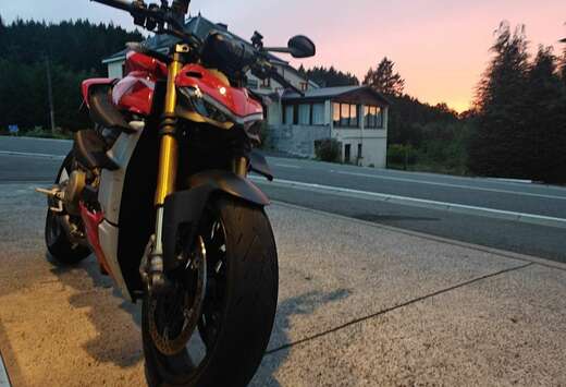 v4s akrapovic