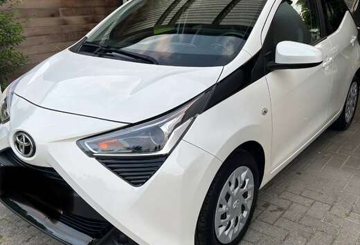 Toyota 1.0 VVT-i5MT x-play2LHD