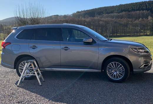 Mitsubishi Outlander 2.4i 4WD PHEV Instyle SDA