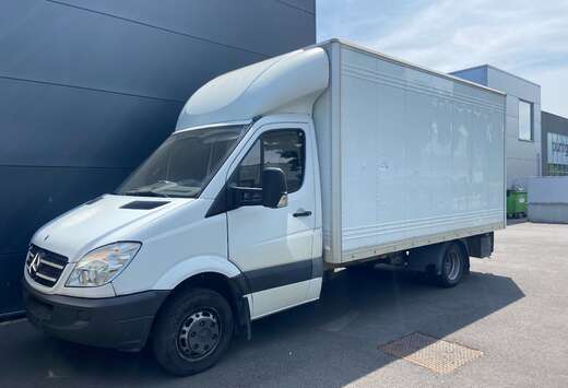 Mercedes-Benz met meubelbak en laadbrug