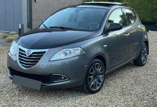 Lancia 0.9 TwinAir Black & Grey Full Options Automat