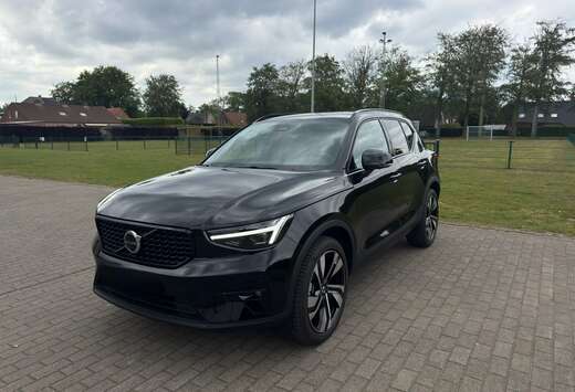 Volvo XC40 2.0 B3 MHEV Plus Dark DCT Plus Dark
