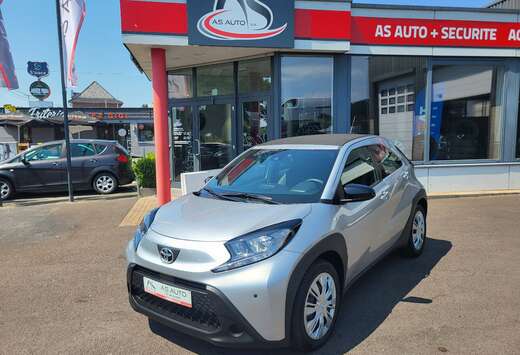 Toyota 5P Hatchback 1.0i 72cv CVT Automatic Airplay