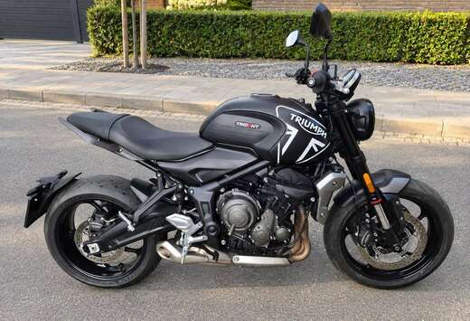 Triumph Matt Jet Black / Silver Ice