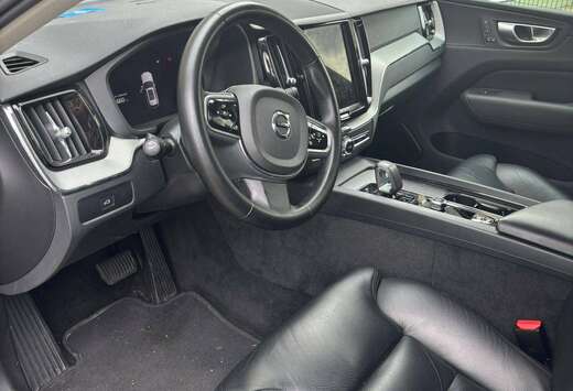 Volvo XC60 2.0 B4 MHEV Plus Dark