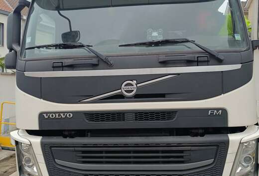 Volvo vrachtwagen met kraan