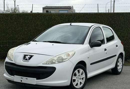 Peugeot + 1.1i Trendy 1e Main - 64.000 km