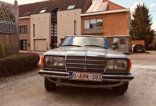 Mercedes-Benz old timer 230 ce