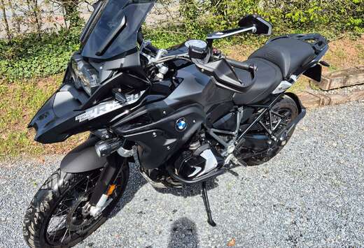 BMW triple black