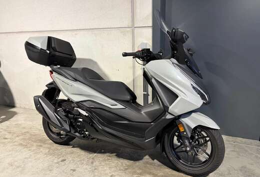 Honda luxescooter met keyless contact en topcase en h ...