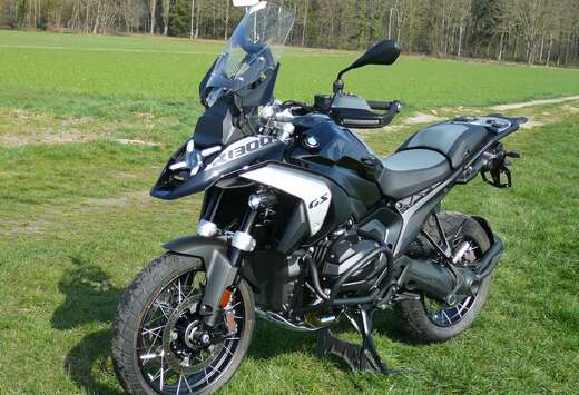 BMW TRIPLE BLACK FULL OPTION **BTW / TVA**