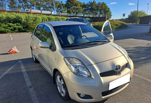 Toyota .YARIS 1.3-101..Année: 2010/2600€